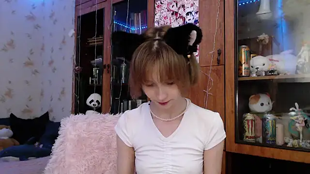 cloudgirrl online show from February 17, 2025, 8:27 pm