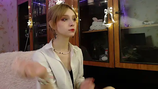 cloudgirrl online show from January 9, 2025, 7:40 pm