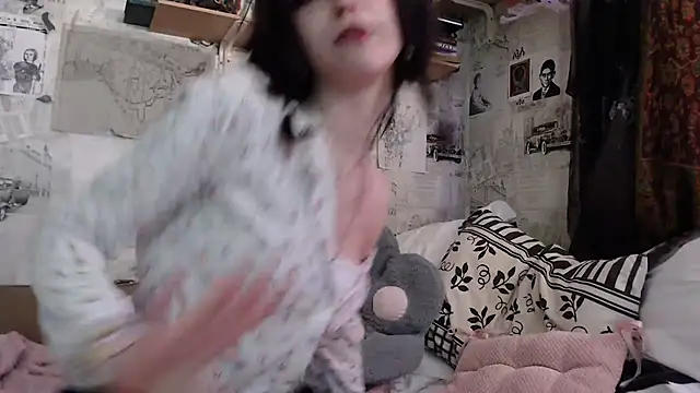 cloudgirrl online show from April 8, 2026, 3:57 pm