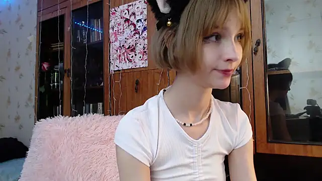 cloudgirrl online show from February 12, 2025, 12:05 am