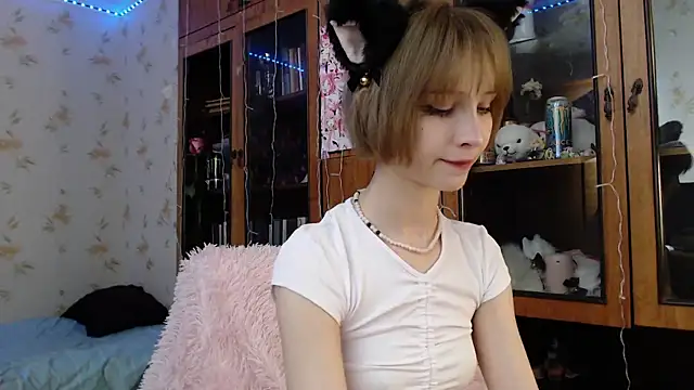 cloudgirrl online show from February 11, 2025, 8:52 pm