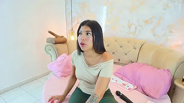 Snapshot of khloeblake chatting on November 18, 2025, 5:11 am khloeblake online show from November 18, 2025, 5:11 am