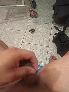 RobbyThrobb online show from December 1, 2025, 9:26 pm