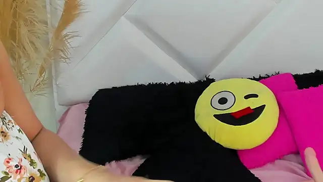 Snapshot of ScarlethNatasha chatting on February 13, 2025, 10:11 pm ScarlethNatasha online show from February 13, 2025, 10:11 pm