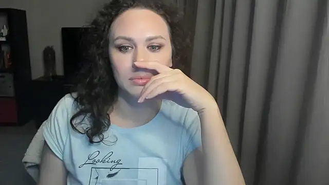 MollyCheiz online show from June 4, 2026, 9:41 pm