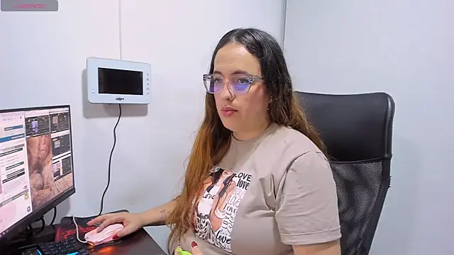 Snapshot of sussan_miller_ chatting on November 24, 2025, 11:05 pm sussan miller online show from November 24, 2025, 11:05 pm