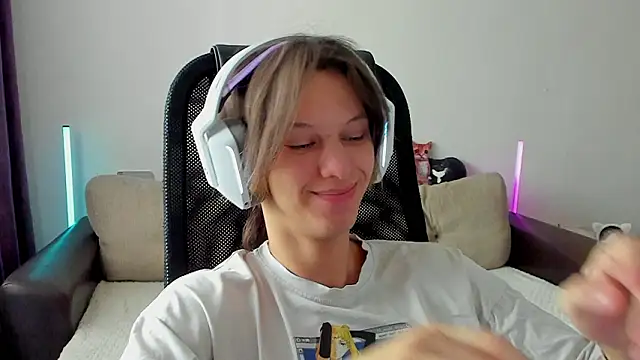 Snapshot of Ostin_meow chatting on February 9, 2026, 4:54 am Ostin meow online show from February 9, 2026, 4:54 am