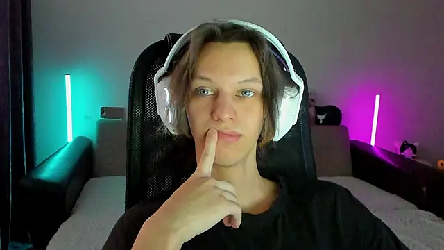 Snapshot of Ostin_meow chatting on February 15, 2026, 11:42 am Ostin meow online show from February 15, 2026, 11:42 am