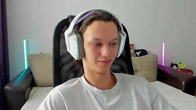 Snapshot of Ostin_meow chatting on February 23, 2026, 7:53 am Ostin meow online show from February 23, 2026, 7:53 am