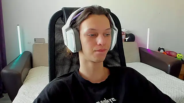 Snapshot of Ostin_meow chatting on February 20, 2026, 5:15 am Ostin meow online show from February 20, 2026, 5:15 am