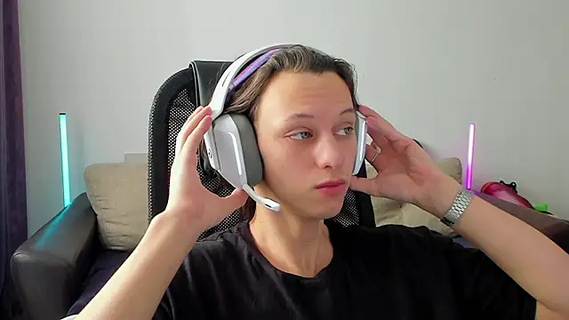 Snapshot of Ostin_meow chatting on March 4, 2026, 7:05 am Ostin meow online show from March 4, 2026, 7:05 am