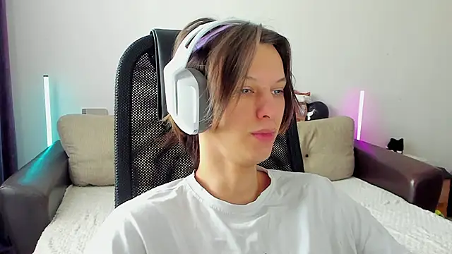 Snapshot of Ostin_meow chatting on February 13, 2026, 5:18 am Ostin meow online show from February 13, 2026, 5:18 am