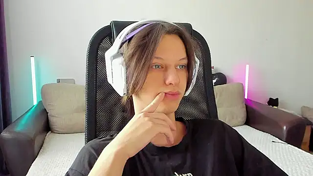 Snapshot of Ostin_meow chatting on February 12, 2026, 4:34 am Ostin meow online show from February 12, 2026, 4:34 am