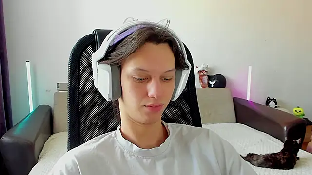 Snapshot of Ostin_meow chatting on February 16, 2026, 4:44 am Ostin meow online show from February 16, 2026, 4:44 am