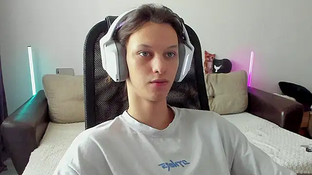 Snapshot of Ostin_meow chatting on February 4, 2026, 7:36 am Ostin meow online show from February 4, 2026, 7:36 am