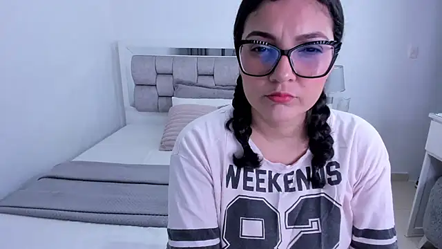 Snapshot of Camilaa_bueno chatting on June 6, 2026, 11:54 pm Camilaa bueno online show from June 6, 2026, 11:54 pm