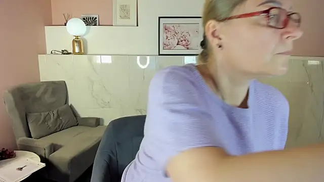 Snapshot of AlexandraKind chatting on September 19, 2025, 1:37 pm AlexandraKind online show from September 19, 2025, 1:37 pm