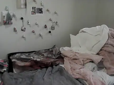 housewife shantie online show from December 5, 2025, 12:59 pm