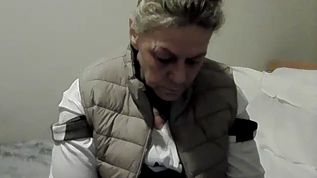 housewife shantie online show from October 31, 2025, 10:45 am