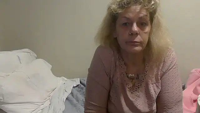 housewife shantie online show from October 4, 2025, 8:05 am