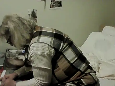 housewife shantie online show from November 24, 2025, 4:51 pm