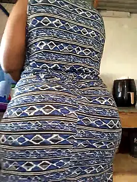 curvyloneah75 online show from May 4, 2026, 7:44 am