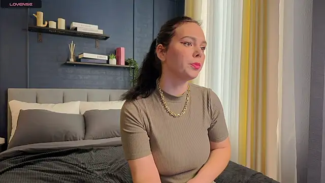 Emma Rolland online show from February 2, 2025, 8:51 pm