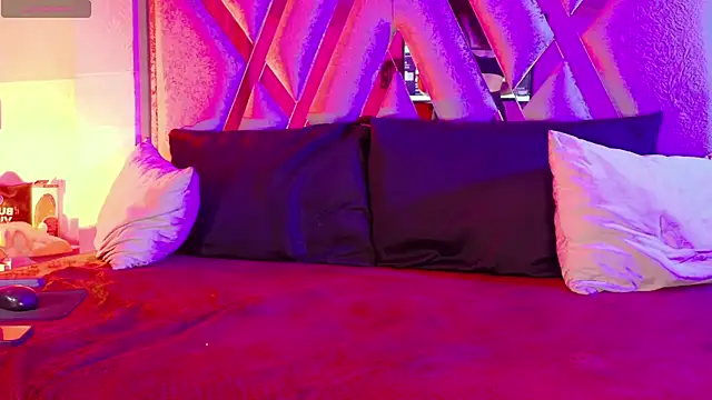 natacha  black  online show from November 6, 2025, 10:03 pm