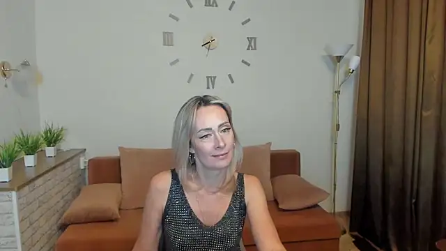 Julia Cherry  online show from February 9, 2025, 2:18 pm