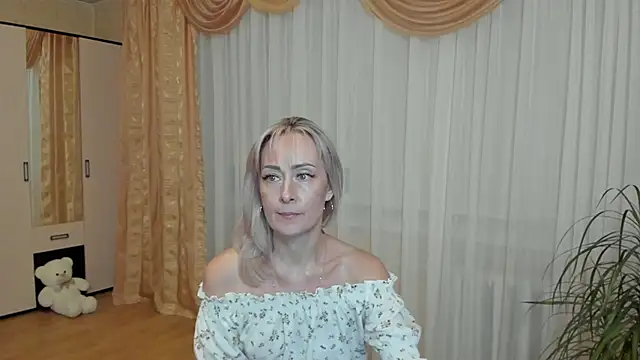 Julia Cherry  online show from March 5, 2025, 2:56 pm