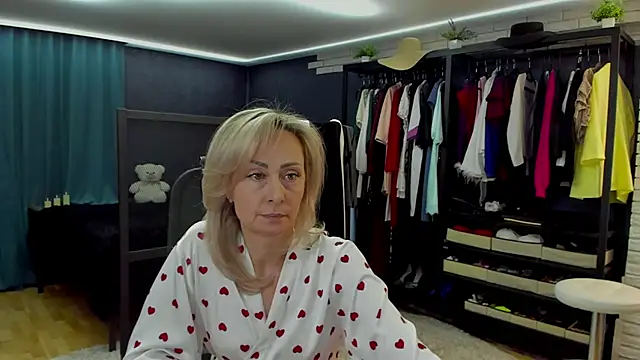 Julia Cherry  online show from March 13, 2026, 3:17 pm