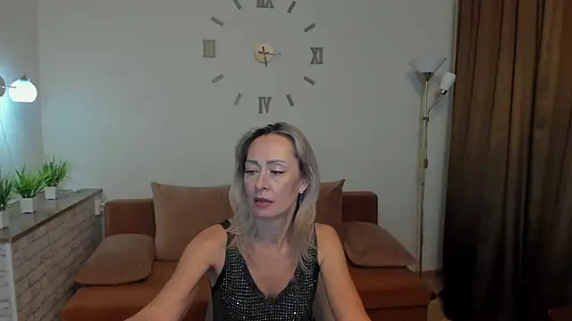 Julia Cherry  online show from February 1, 2025, 4:43 pm