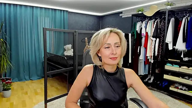 Julia Cherry  online show from May 28, 2026, 1:06 pm