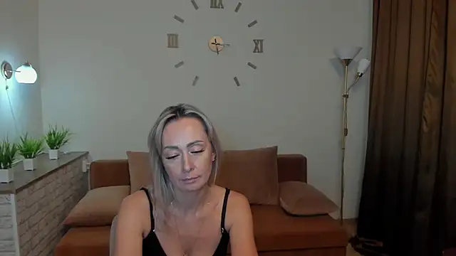 Julia Cherry  online show from January 31, 2025, 5:42 pm