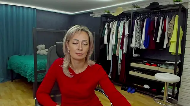 Julia Cherry  online show from November 14, 2025, 1:59 pm