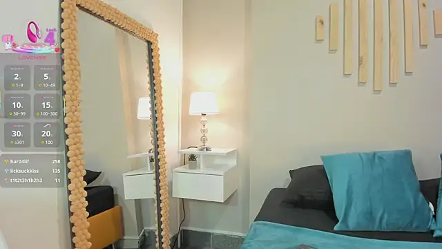 Julia Martinez  online show from March 18, 2025, 5:44 pm