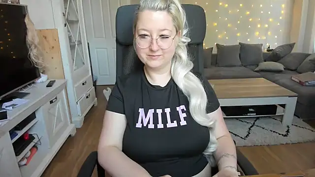 Lillyloo  online show from September 23, 2025, 6:31 am