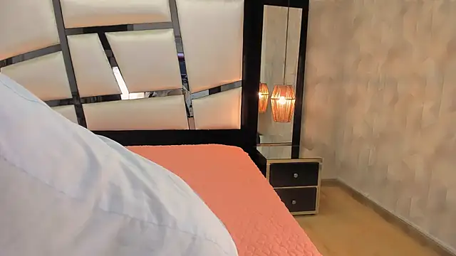 AriannaRussell  online show from September 15, 2025, 2:06 pm