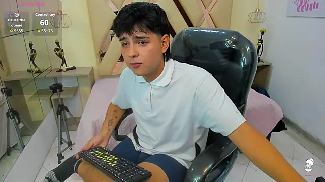 Snapshot of AndrewPherson chatting on September 11, 2025, 1:33 pm AndrewPherson online show from September 11, 2025, 1:33 pm