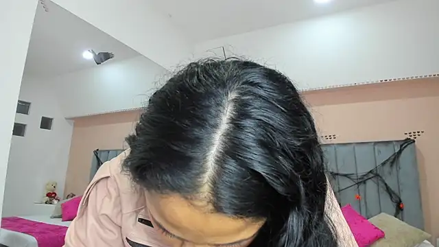 Giselle Roldan online show from October 15, 2025, 4:00 am