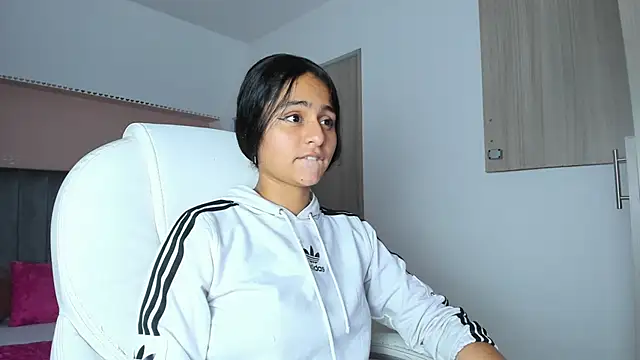 Giselle Roldan online show from September 13, 2025, 4:01 am