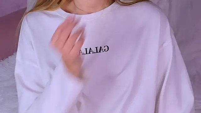 BeatriceEsmont online show from October 27, 2025, 7:26 pm