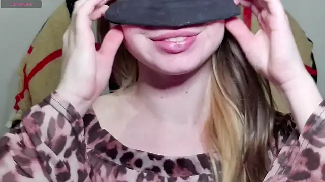 Snapshot of Mikki5P chatting on January 18, 2025, 8:19 pm Mikki5P online show from January 18, 2025, 8:19 pm