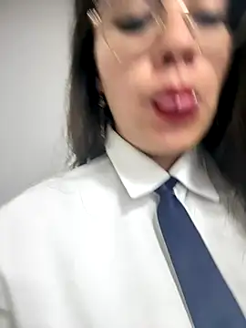 LIZ-06  online show from November 13, 2025, 3:05 pm