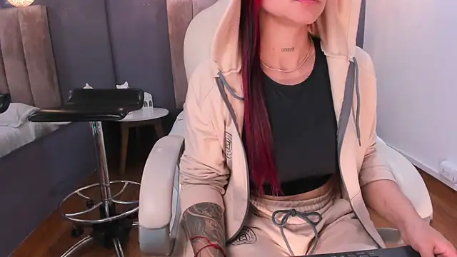 Snapshot of cami_rouxxx_ chatting on March 6, 2025, 10:15 pm cami rouxxx online show from March 6, 2025, 10:15 pm