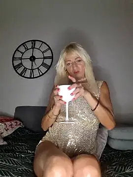 Snapshot of Carole_XxX chatting on September 14, 2025, 8:09 pm Carole XxX online show from September 14, 2025, 8:09 pm