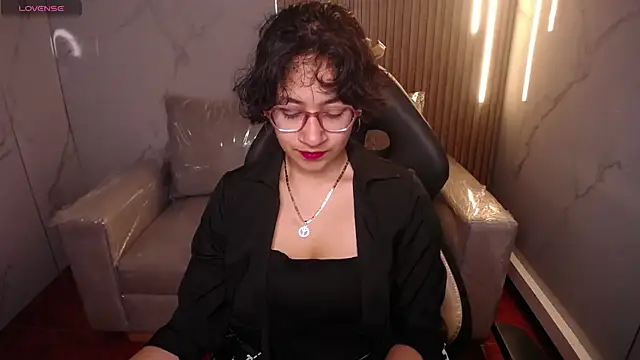 Snapshot of Lili_Gomez_ chatting on November 21, 2025, 1:43 pm Lili Gomez online show from November 21, 2025, 1:43 pm