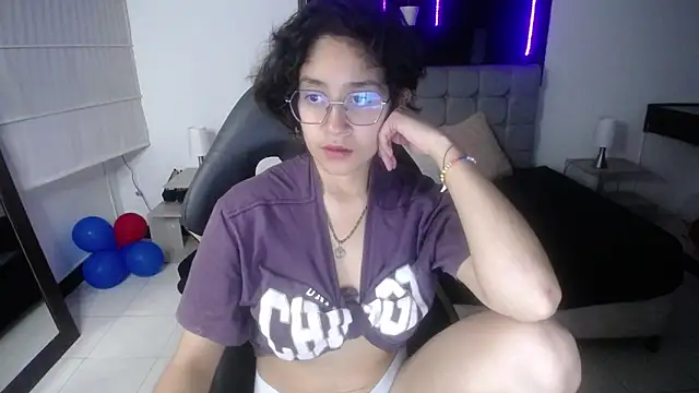 Snapshot of Lili_Gomez_ chatting on March 6, 2025, 1:46 pm Lili Gomez online show from March 6, 2025, 1:46 pm