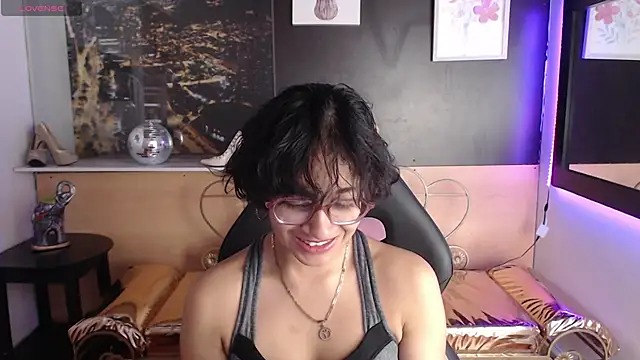 Snapshot of Lili_Gomez_ chatting on October 21, 2025, 1:43 pm Lili Gomez online show from October 21, 2025, 1:43 pm