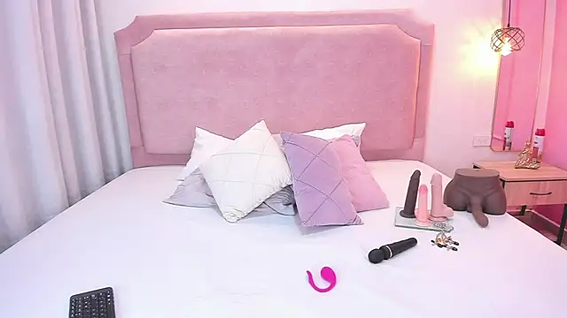 sophiawhite   online show from March 19, 2025, 1:18 pm